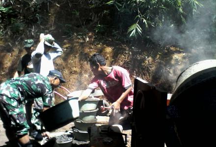 JAJARAN KORAMIL DAN POLSEK DLINGO MELAKSANAKAN KARYA BAKTI TMMD DI DESA TERONG